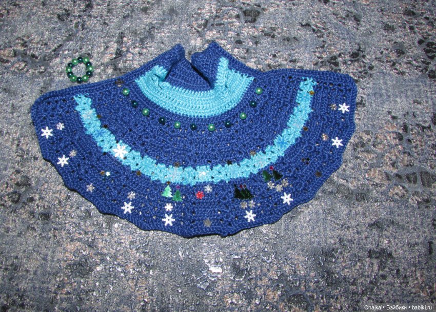 Вязаное платье «С Новым 2026 годом» на кукол Хейди Плюсчок 22 см ( Heidi Plusczok 22 см ). Предновогодний показ "Рождественская Сказка" (фото 3)