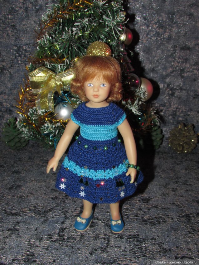 Вязаное платье «С Новым 2026 годом» на кукол Хейди Плюсчок 22 см ( Heidi Plusczok 22 см ). Предновогодний показ "Рождественская Сказка"