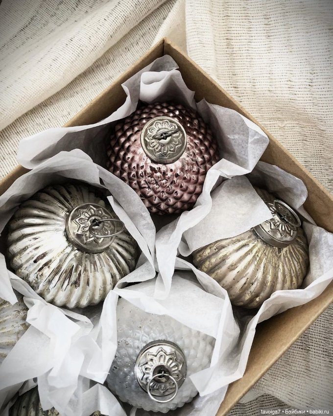 Серо-белый, серебристо-золотистый Новый Год XXI века