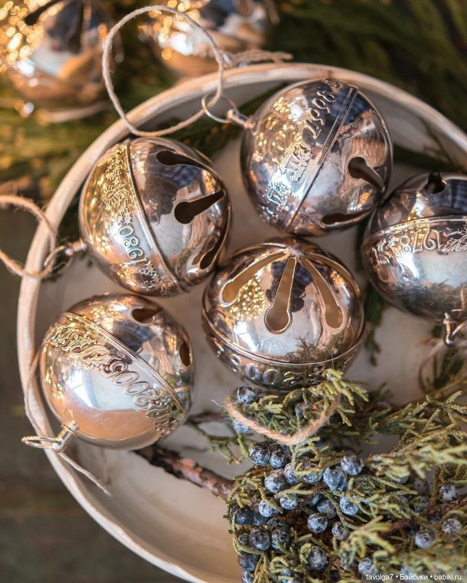 Серо-белый, серебристо-золотистый Новый Год XXI века