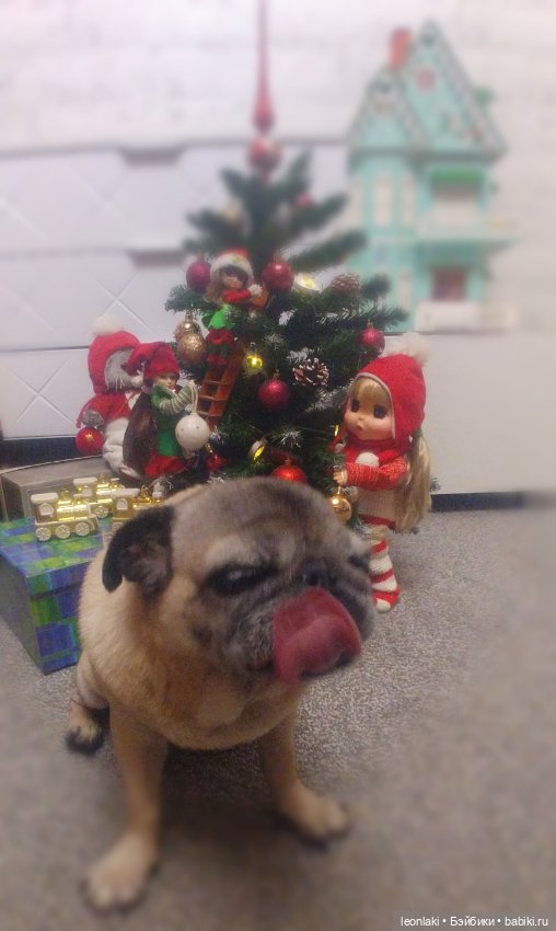 Подготовка к Новому году в весёлой компании