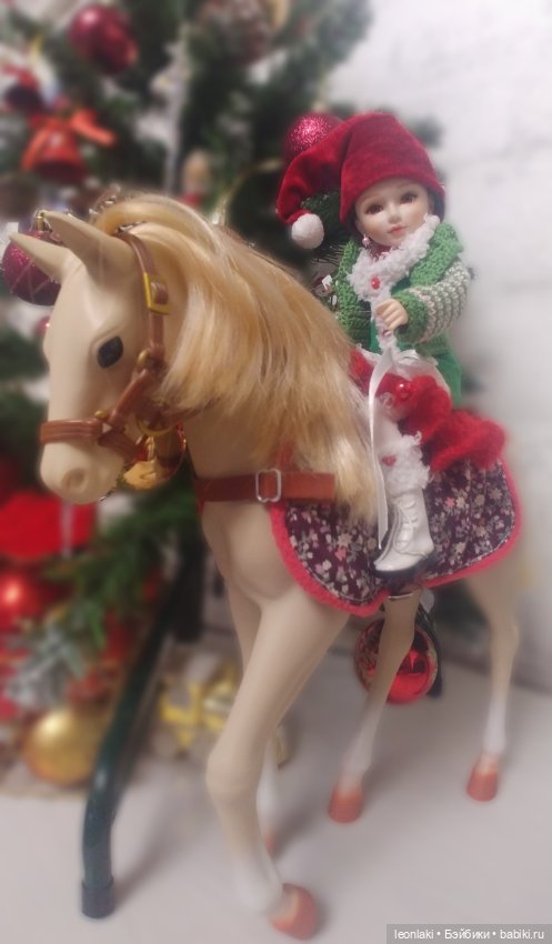 Подготовка к Новому году в весёлой компании