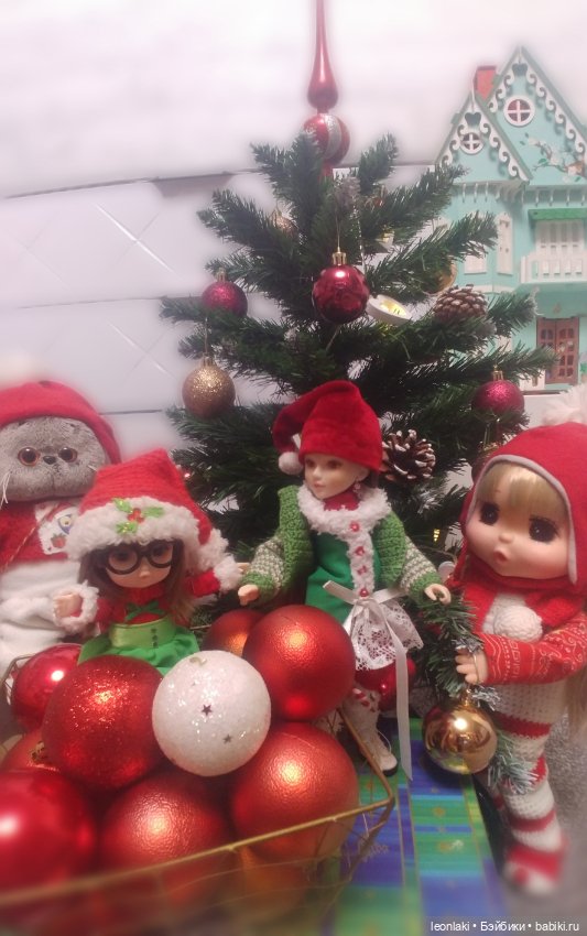 Подготовка к Новому году в весёлой компании