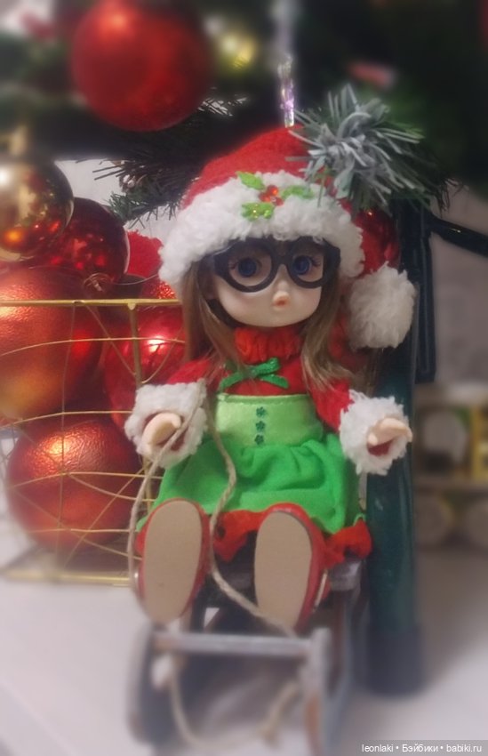 Подготовка к Новому году в весёлой компании