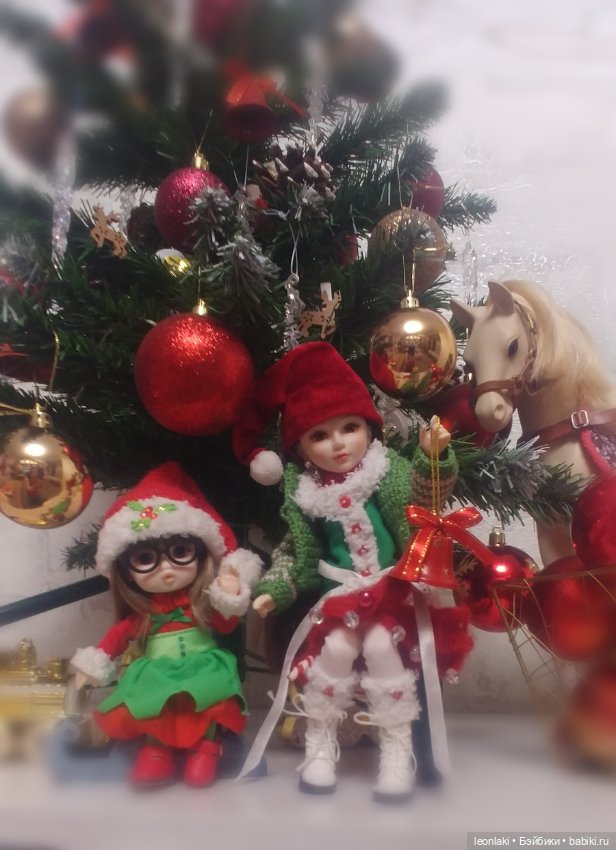 Подготовка к Новому году в весёлой компании