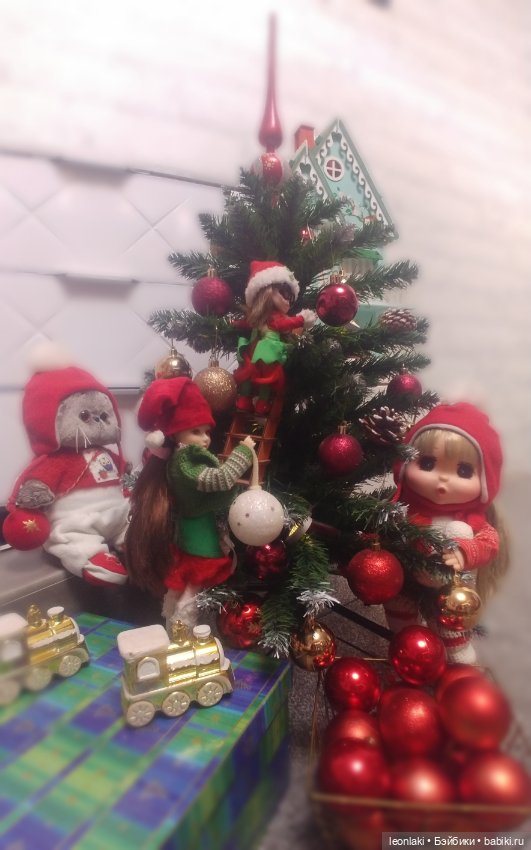 Подготовка к Новому году в весёлой компании (фото 6)