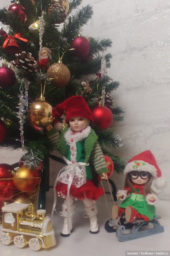 Подготовка к Новому году в весёлой компании