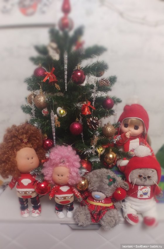 Подготовка к Новому году в весёлой компании