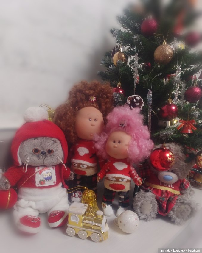 Подготовка к Новому году в весёлой компании