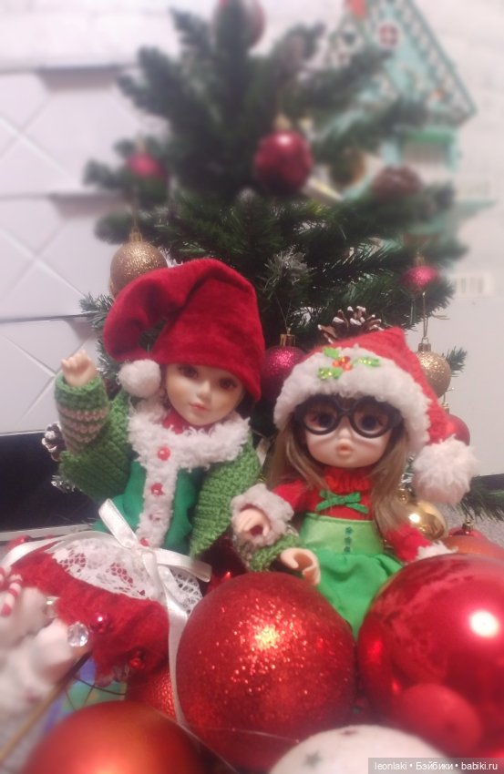 Подготовка к Новому году в весёлой компании