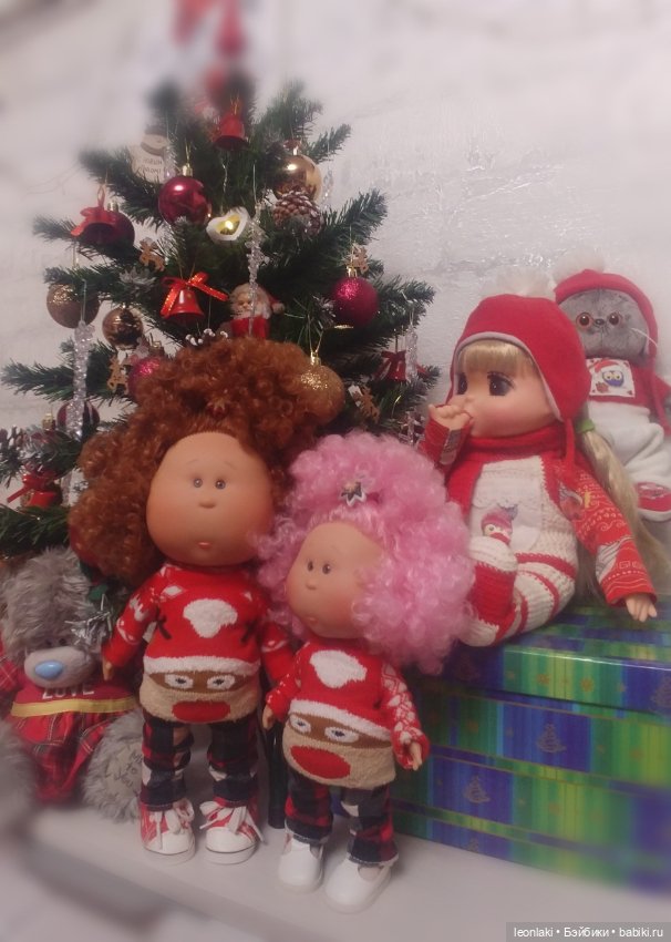 Подготовка к Новому году в весёлой компании