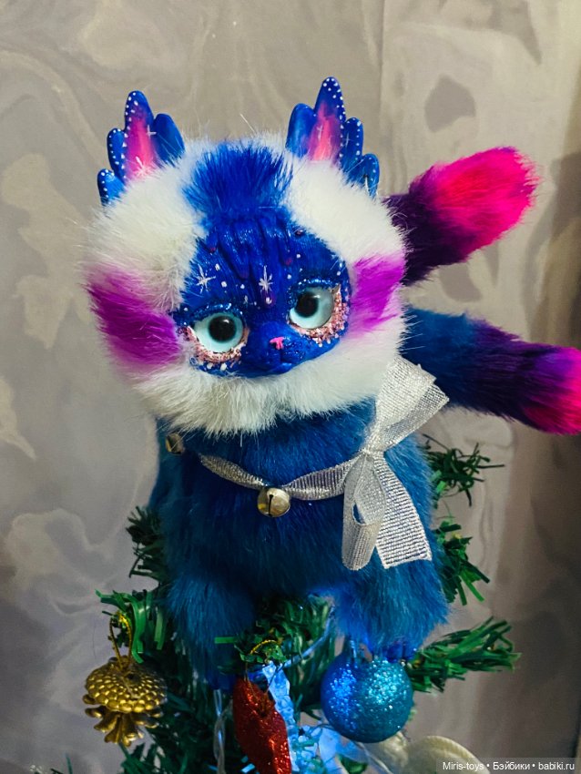 Котостражница под елочкой