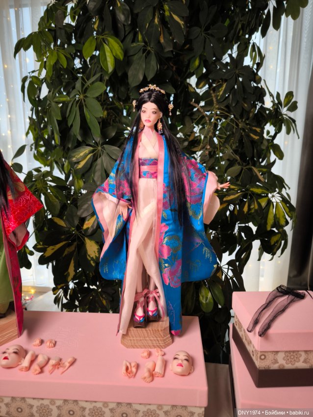 Пробежимся по Территории кукол, часть 1