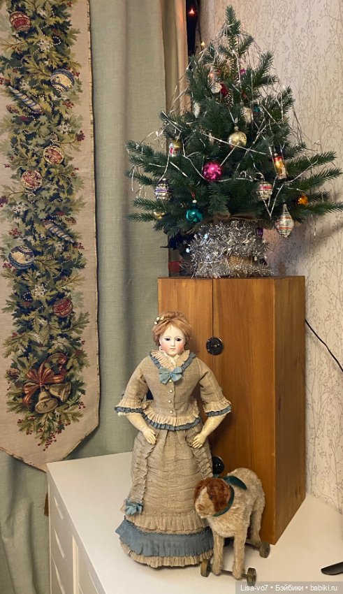 Трио под ёлкой , не считая собак:))