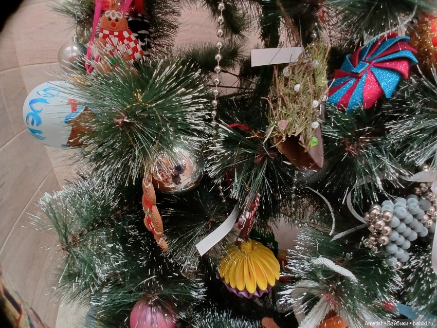 Ёлка в детсаду. Одна из - если точнее