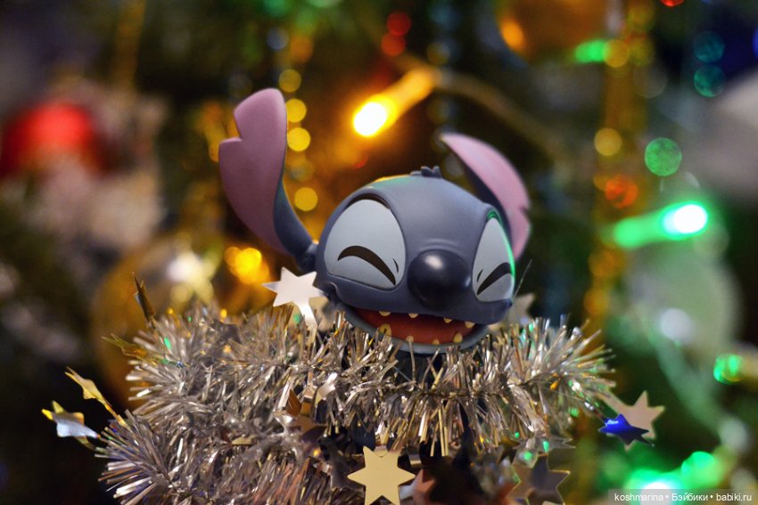 Наряжайте елку в правильной компании :)