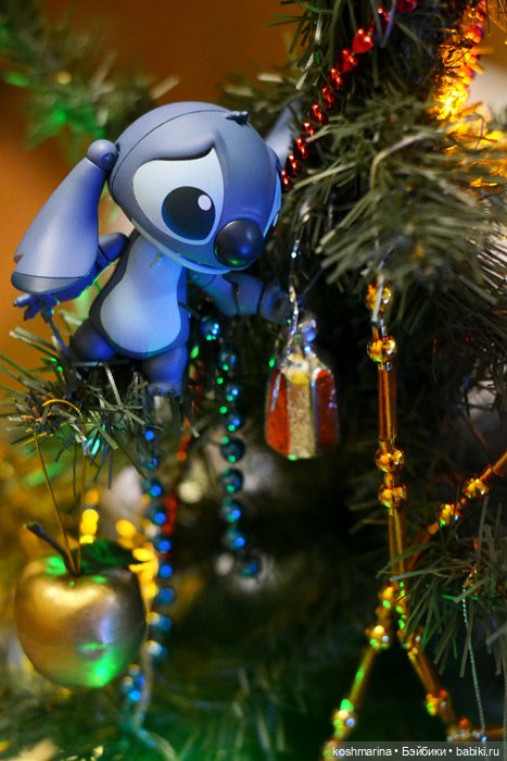 Наряжайте елку в правильной компании :)