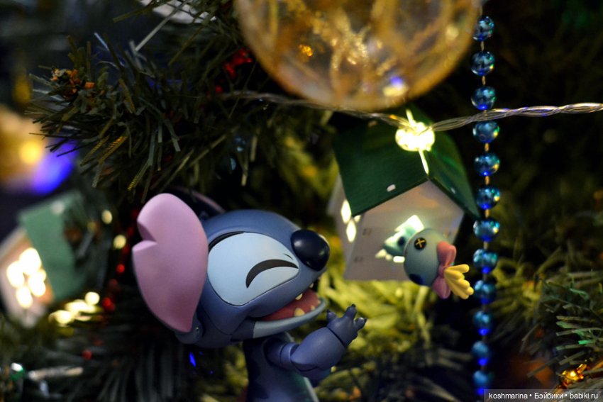 Наряжайте елку в правильной компании :)