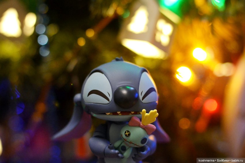 Наряжайте елку в правильной компании :)