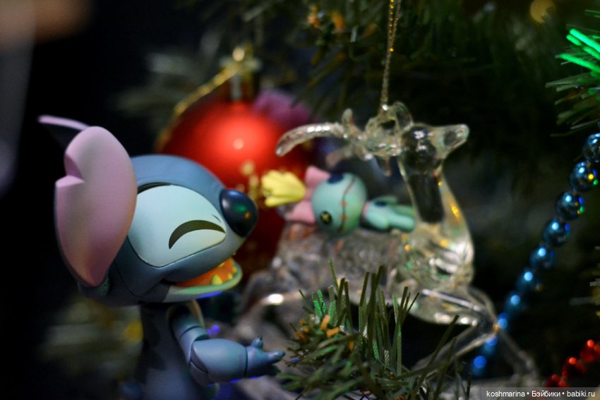 Наряжайте елку в правильной компании :)