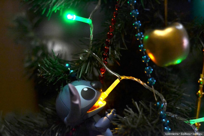 Наряжайте елку в правильной компании :)