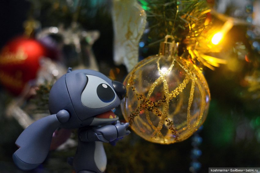 Наряжайте елку в правильной компании :)