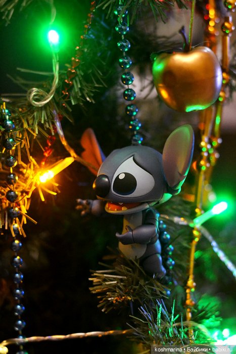 Наряжайте елку в правильной компании :)