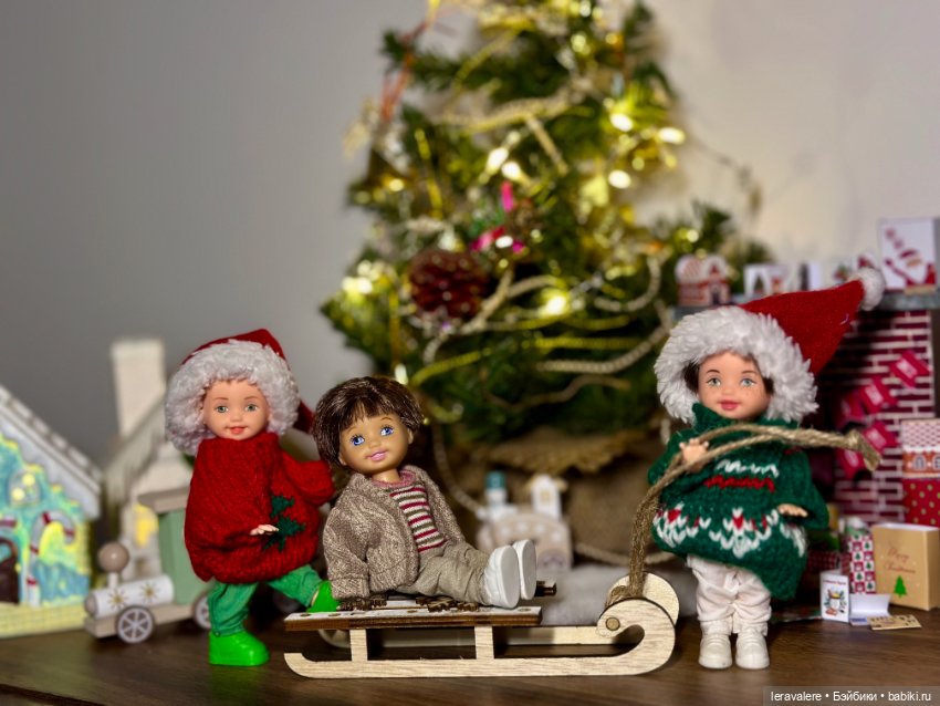 Новогоднее формата 1:12 — Коллекции игровых кукол (Playline): фото полок (фото 4)