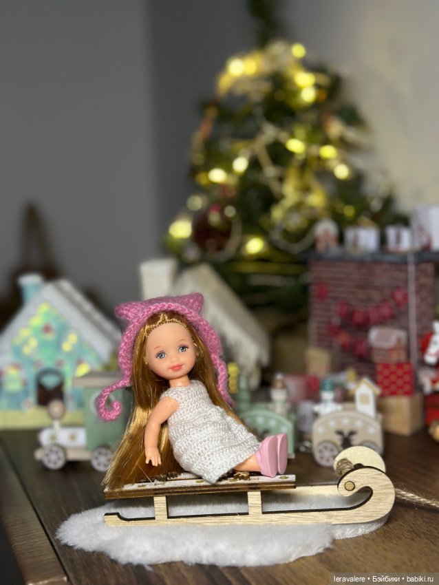 Новогоднее формата 1:12 — Коллекции игровых кукол (Playline): фото полок (фото 2)
