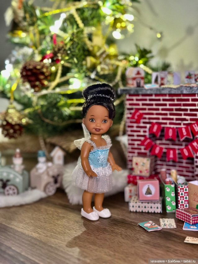 Новогоднее формата 1:12 — Коллекции игровых кукол (Playline): фото полок (фото 8)
