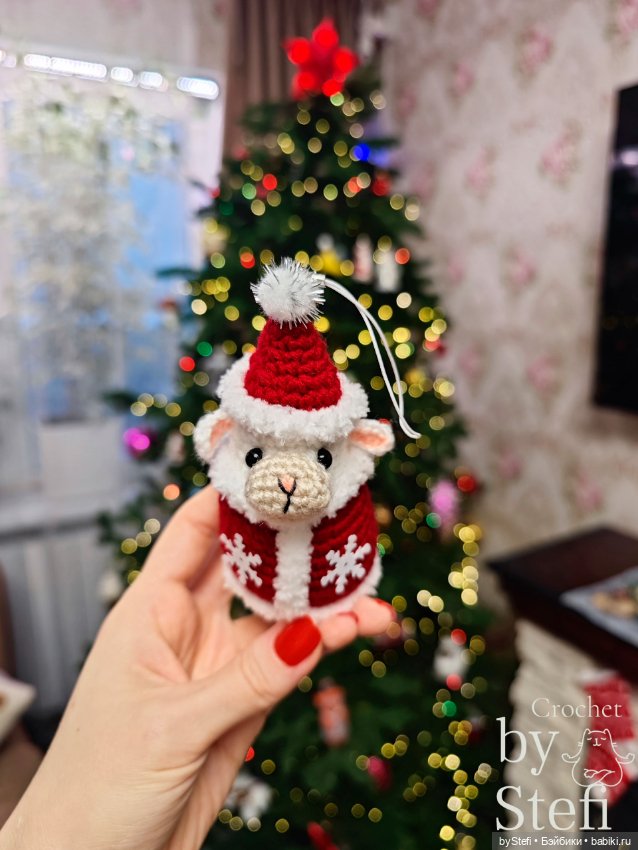 Овечка в костюме Деда Мороза