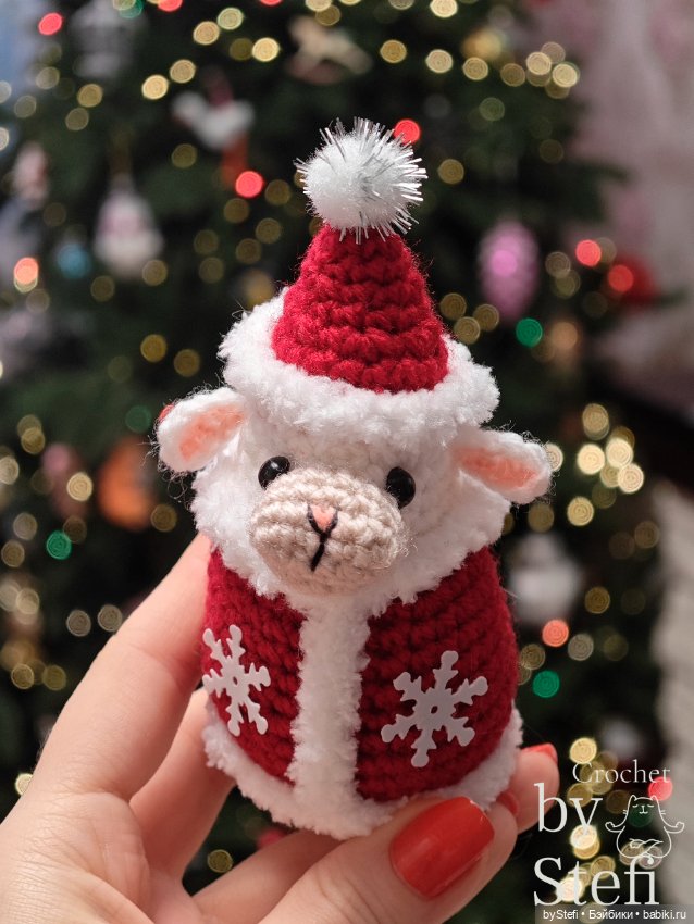 Овечка в костюме Деда Мороза