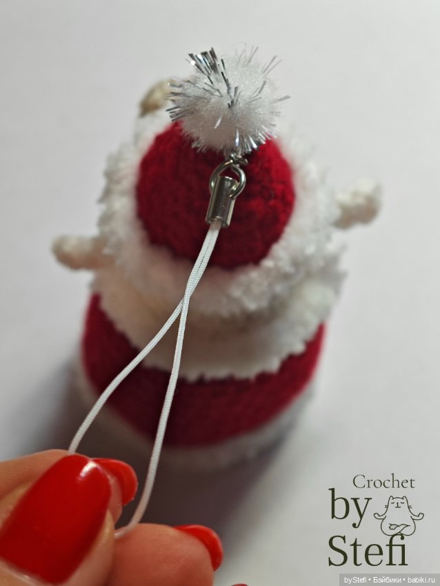 Овечка в костюме Деда Мороза