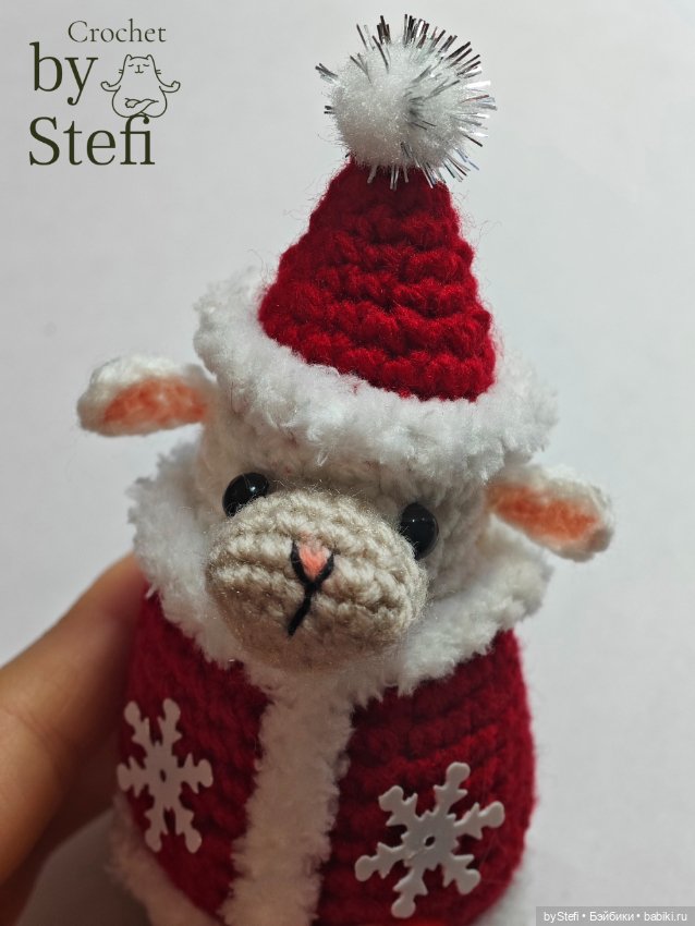 Овечка в костюме Деда Мороза