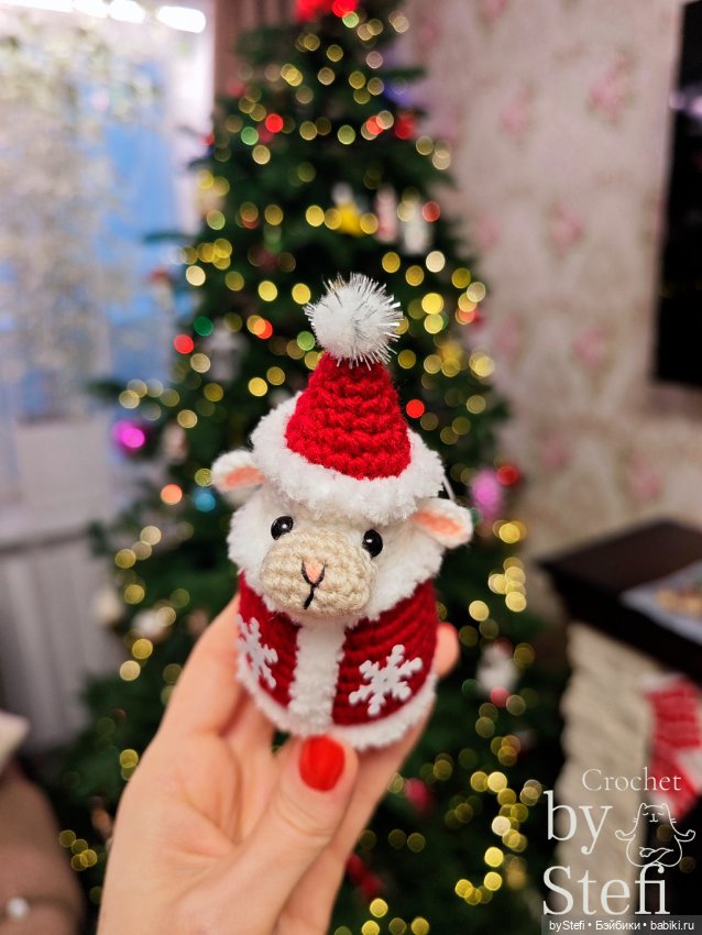 Овечка в костюме Деда Мороза (фото 9)