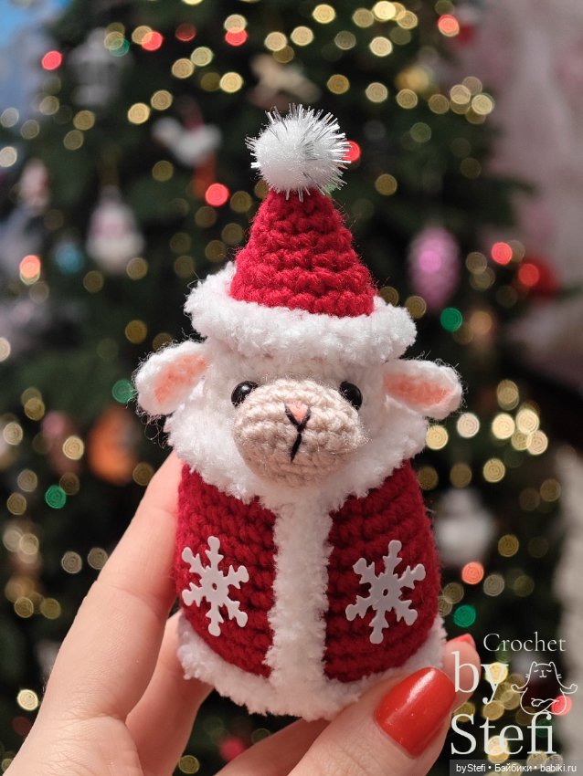 Овечка в костюме Деда Мороза