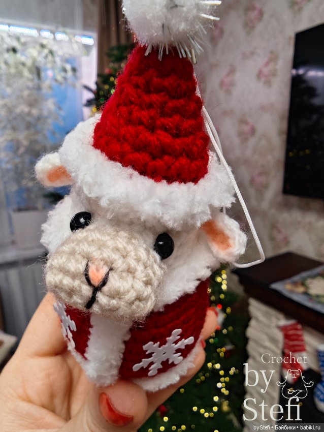 Овечка в костюме Деда Мороза (фото 7)