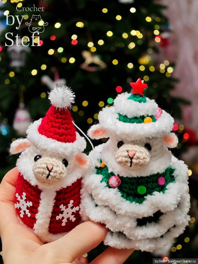 Овечка в костюме Деда Мороза