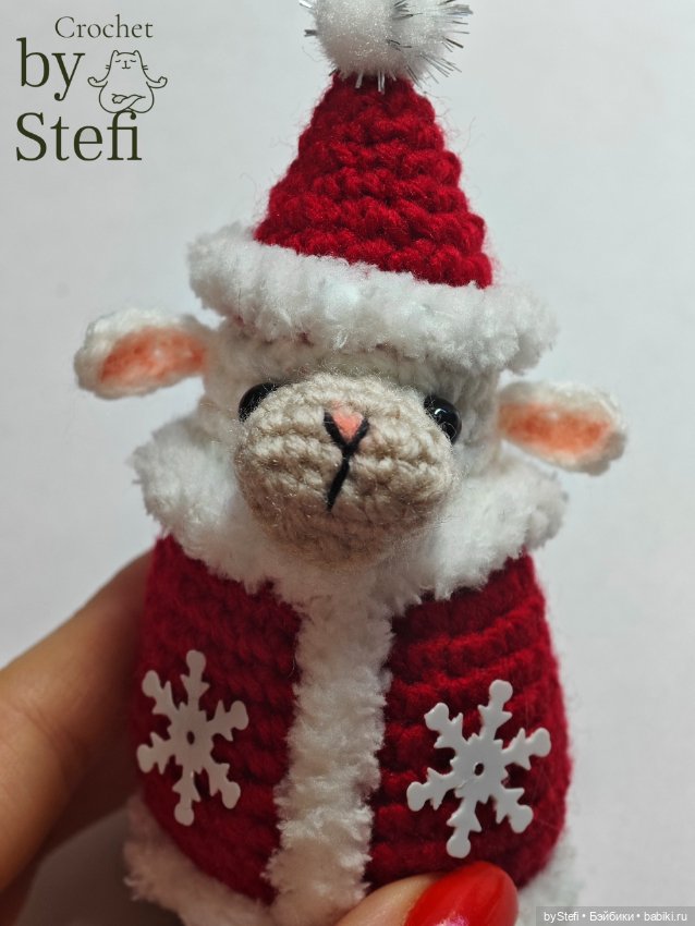 Овечка в костюме Деда Мороза