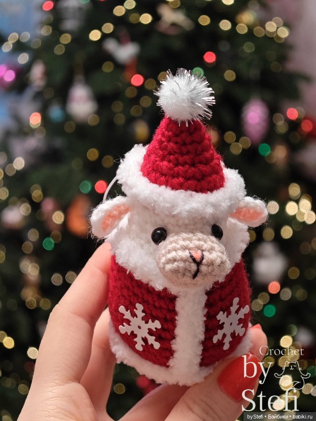 Овечка в костюме Деда Мороза