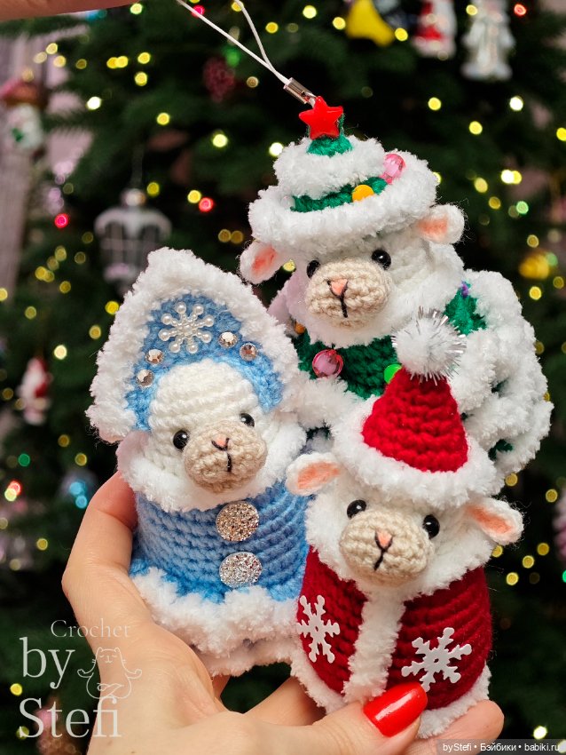 Овечка в костюме Снегурочки