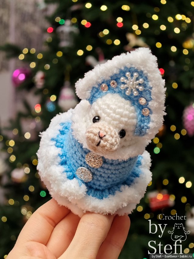 Овечка в костюме Снегурочки