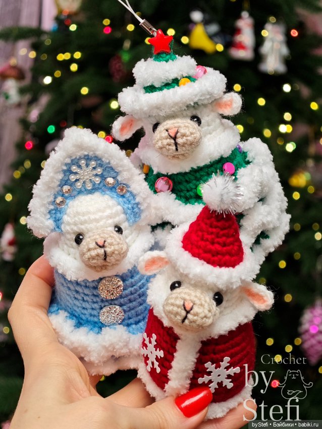 Овечка в костюме Снегурочки