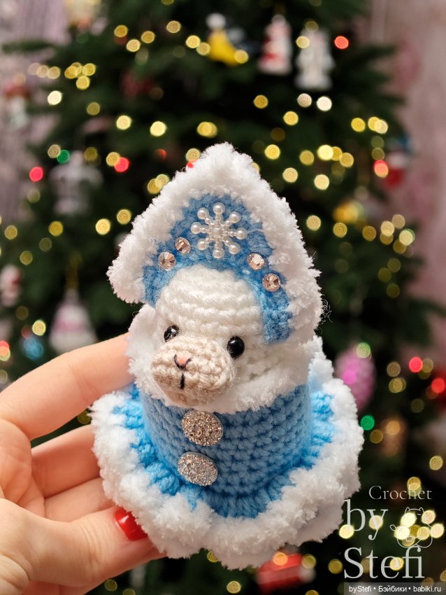 Овечка в костюме Снегурочки