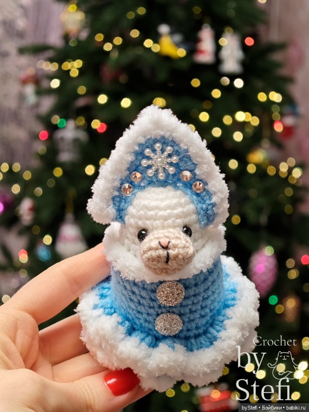 Овечка в костюме Снегурочки