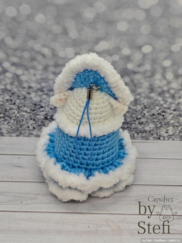 Овечка в костюме Снегурочки (фото 6)