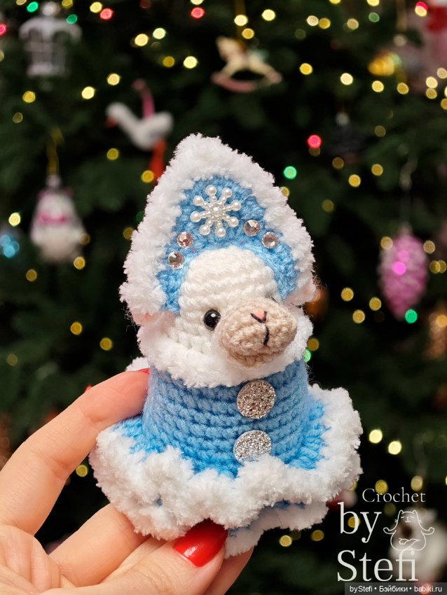 Овечка в костюме Снегурочки