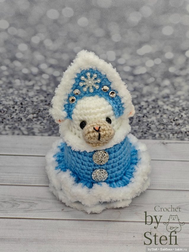 Овечка в костюме Снегурочки