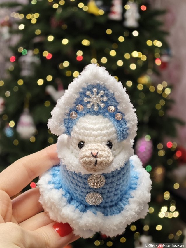 Овечка в костюме Снегурочки