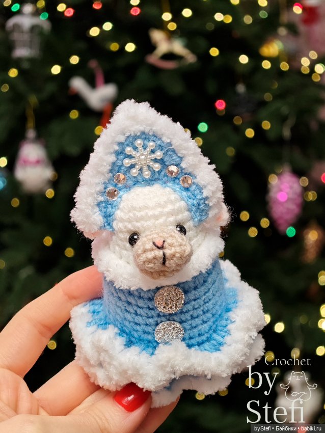 Овечка в костюме Снегурочки